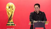 Menteri Pemuda dan Olahraga (Menpora) Republik Indonesia yang juga Ketua Umum Persatuan Sepak Bola Seluruh Indonesia (PSSI), Erick Thohir menyambut baik kedatangan trofi Piala Dunia ke Indonesia. Tampak dalam foto, Menteri Pemuda dan Olahraga (Menpora) Republik Indonesia yang juga Ketua Umum Persatuan Sepak Bola Seluruh Indonesia (PSSI), Erick Thohir memberi sambutan pada seremoni gelaran FIFA World Cup Trophy Tour by Coca-Cola di Jakarta International Convention Center (JICC), Senayan, Jakarta, Kamis (22/1/2026). (Bola.com/Abdul Aziz)