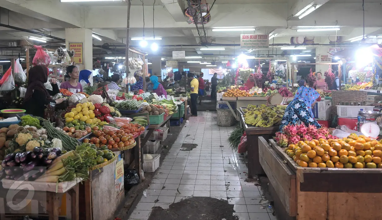 Aktivitas pedagang di pasar tradisional Pasar Minggu, Jakarta, Senin (10/10). Gubernur DKI, Basuki Tjahaja Purnama (Ahok) meminta PD Pasar Jaya mengambil alih seluruh pengelolaan pasar di Ibukota dari pihak ketiga. (Liputan6.com/Yoppy Renato)