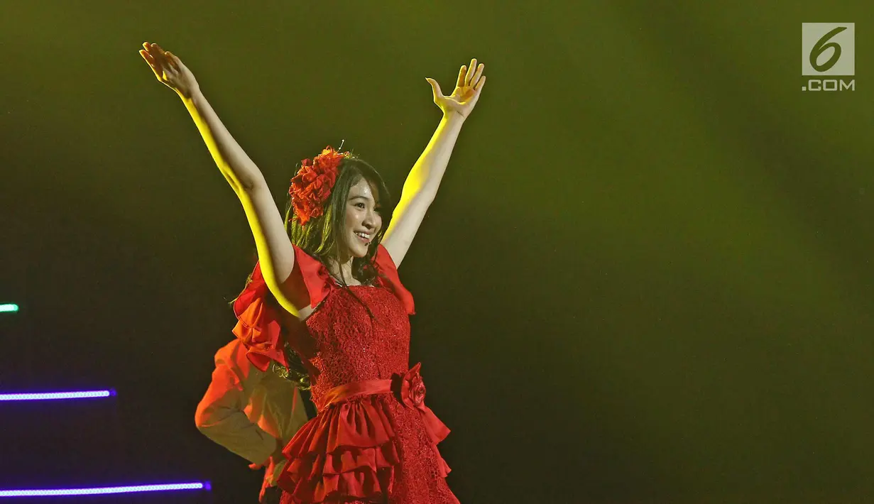 Penampilan member JKT 48 saat menghibur penonton dalam acara 'JKT48 Request Hour Setlist Best 30 2017' di Balai Sarbini, Jakarta, Sabtu (4/11). Para fans memilih 30 lagu dari antara seluruh lagu yang ada dengan cara voting. (Liputan6.com/Herman Zakharia)