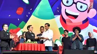 Presiden Joko Widodo menerima tumpeng dari Founder dan CEO Bukalapak Achmad Zaky selama acara hari ulang tahun (HUT) ke-9 BukaLapak di Jakarta Convention Center (JCC), Kamis (10/1). (Liputan6.com/HO/Biropers)