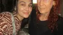 Luna Maya mengenakan baju coklat bermotif, ia pun berfoto bersama ibu bulenya yang mengenakan baju hitam polos. [@lunamaya]