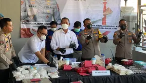 Polda Jatim mengamankan dua tersangka kasus pabrik rumahan ektasi dan pil koplo di Surabaya. (Dian Kurniawan/Liputan6.com)