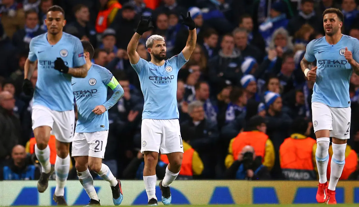 Selebrasi striker Manchester City Sergio Aguero (tengah) usai mencetak gol ke gawang Schalke dalam leg kedua babak 16 besar Liga Champions di Etihad Stadium, Manchester, Selasa (12/3). City membantai Schalke 7-0. (AP Photo/Dave Thompson)