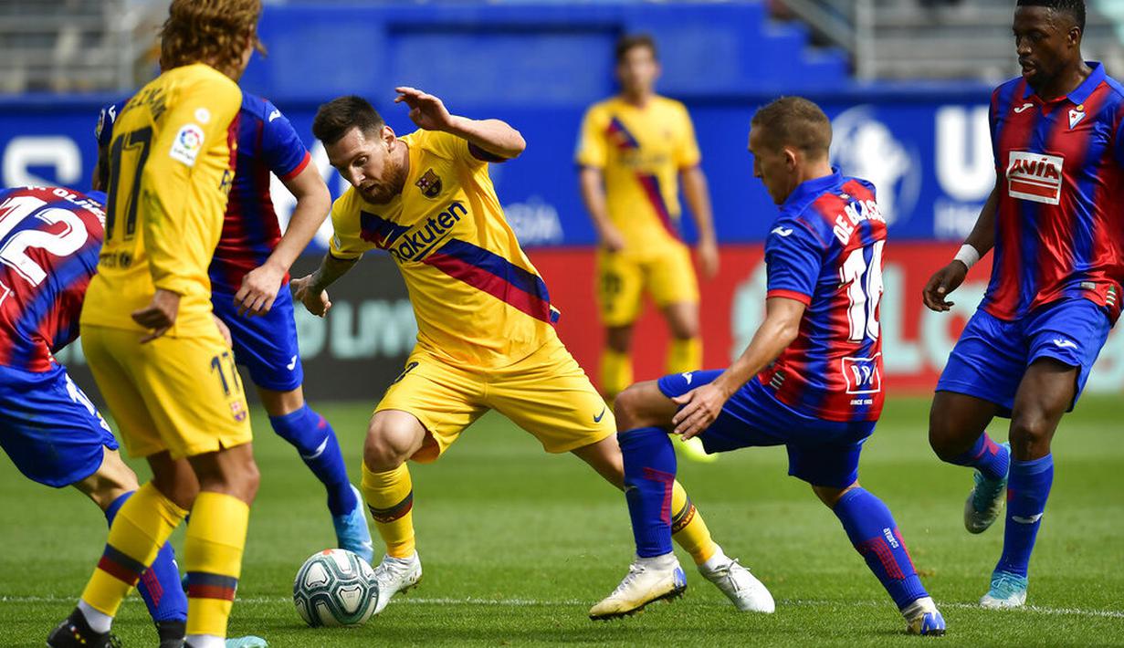 Striker Barcelona, Lionel Messi, berusaha melewati pemain Eibar pada laga La Liga 2019 di Stadion Ipurua, Sabtu (19/10). Barcelona menang 3-0 atas Eibar. (AP/Alvaro Barrientos)