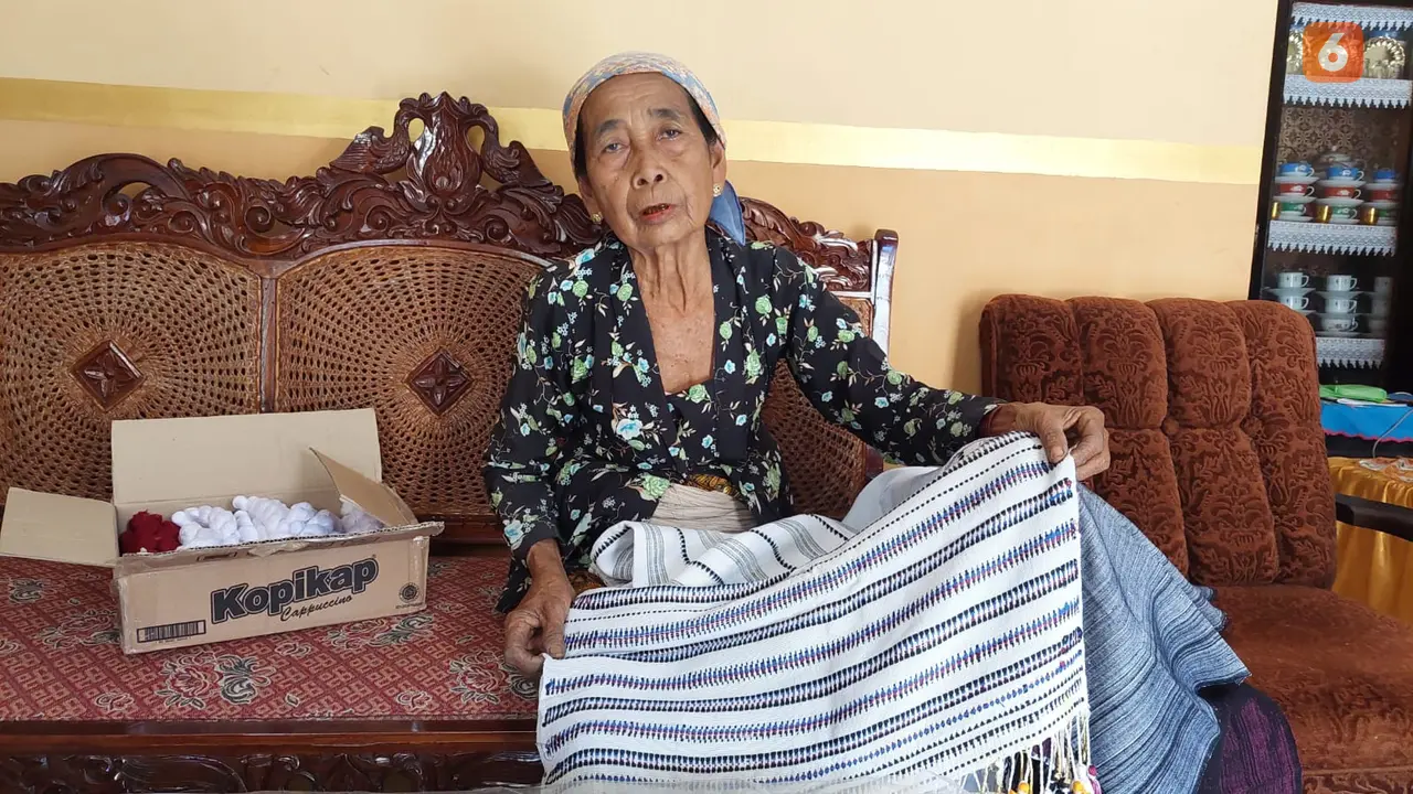 Ibu Siami Penenun Terakhir di Banyuwangi dari Desa Jambesari menunjukan hasil karya tenunanya (Hermawan Arifianto/Liputan6.com)