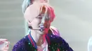 Jimin BTS tampak mengenakan jaket bomber merek Gucci di musik video DNA dan promo Love Yourself: Her. Jaket bling-bling ini berharga Rp 87 juta. (Foto: koreaboo.com)