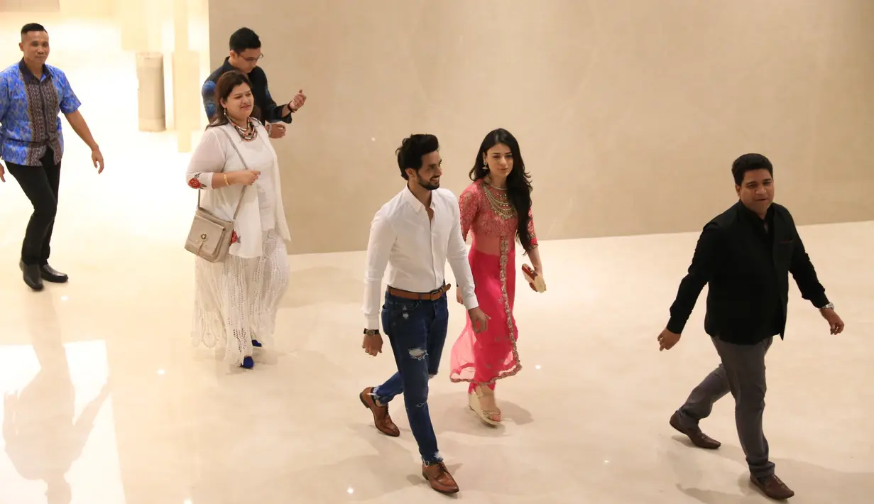 Di tengah suasana hangat saat menunggu hidangan makan malam tiba, kedua bintang itu ternyata memiliki rasa penasaran yang unik mengenai makanan khas ibu kota Jakarta, yaitu Kerak telor. (Adrian Putra/Bintang.com)