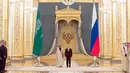 Suasana pertemuan Presiden Rusia, Vladimir Putin dan Raja Arab Saudi Salman bin Abdulaziz Al Saud di Kremlin, Moskow, Rusia (5/10). Putin dan Salman diperkirakan membincangkan pasar minyak global dan konflik Suriah. (AP Photo/Pavel Golovkin)