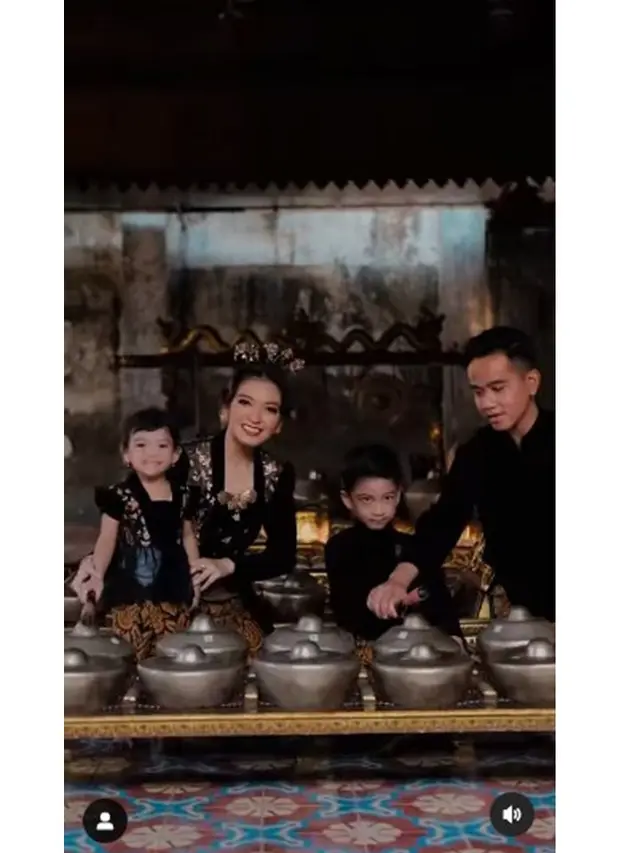 7 Gaya Pemotretan Keluarga Gibran Rakabuming dan Selvi, Curi Perhatian