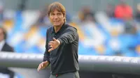 Pelatih Napoli asal Italia, Antonio Conte, bereaksi selama pertandingan Serie A Italia antara Napoli dan Lecce di stadion Diego Armando Maradona di Naples pada 26 Oktober 2024. (CARLO HERMANN/AFP)