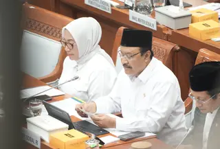 Menteri Sosial (Mensos), Saifullah Yusuf saat Rapat Kerja (Raker) dengan Komisi VIII DPR RI, Senayan, Jakarta, Kamis (13/2/2024).