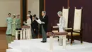 Kaisar Akihito didampingi Permaisuri Michiko menyampaikan pidato saat upacara turun takhta di Istana Kekaisaran, Tokyo, Jepang, Jumat (30/4/2019). Kaisar Akihito resmi turun takhta di usia 85 tahun. (Japan Pool/Pool via REUTERS)
