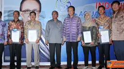 Citizen6, Makassar: Menteri Kelautan Perikanan Sharif C Sutardjo foto bersama dengan para penerima sertifikat varietas induk unggul ikan di Makassar. (Pengirim: Efrimal Bahri).