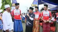 Peserta memakai sarung dan kopiah sebelum memulai etape empat International Tour de Banyuwangi Ijen (ITdBI) 2017, Sabtu (30/9/2017). (Liputan6.com/Dian Kurniawan)