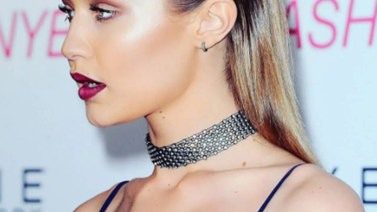 Pesona Gigi Hadid dengan Lipstik Merah, Bikin Greget!
