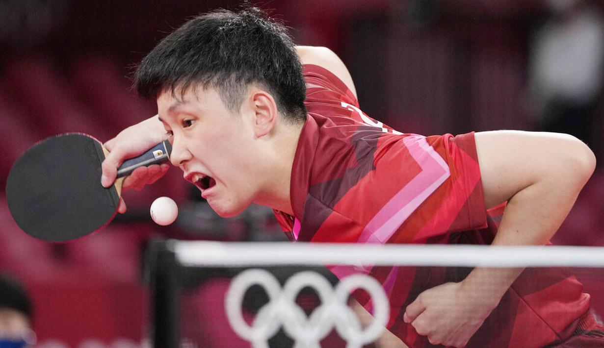 Mulut petenis Jepang, Tomokazu Harimoto, menganga saat berusaha mengembalikkan bola ketika melawan atlet tenis meja Slovenia, Jorgic Darko, pada babak 16 besar Olimpiade Tokyo 2020, Selasa, (27/7/2021). (Foto: AP/Kin Cheung)