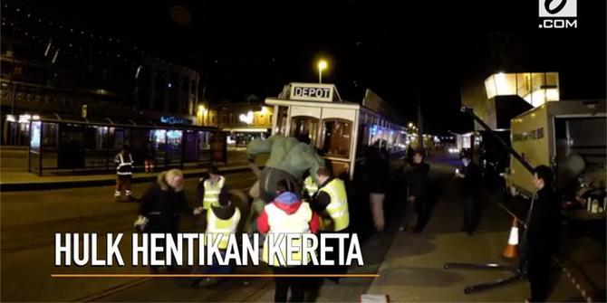 VIDEO: Ada Hulk Menghadang Kereta di Inggris