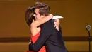 Desainer Victoria Beckham (kiri) memeluk anaknya Brooklyn Beckham di atas panggung selama Glamour Women of the Year Awards 2015 di New York, Amerika Serikat, Selasa (10/11/2015). Victoria Beckham memenangkan salah satu nominasi. (AFP/Larry Busacca)
