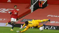 Penyerang Manchester United, Marcus Rashford, mencetak gol ke gawang Liverpool pada laga Piala FA di Stadion Old Trafford, Minggu (24/1/2021). MU menang dengan skor 3-2. (Phil Noble/Pool via AP)
