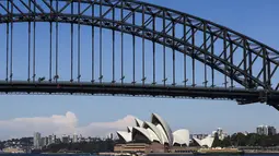 Australia bersatu pada Senin sebagai hari berkabung nasional untuk menghormati enam orang yang meninggal dan sebelas lainnya yang terluka dalam serangan pisau atau penikaman massal di Bondi Junction pada hari Sabtu (12/4) lalu. (DAVID GRAY / AFP)