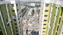 Pandangan udara Rusun Pasar Rumput dengan latar belakang permukiman padat penduduk, Jakarta, Senin (27/7/2020). (merdeka.com/Iqbal S. Nugroho)