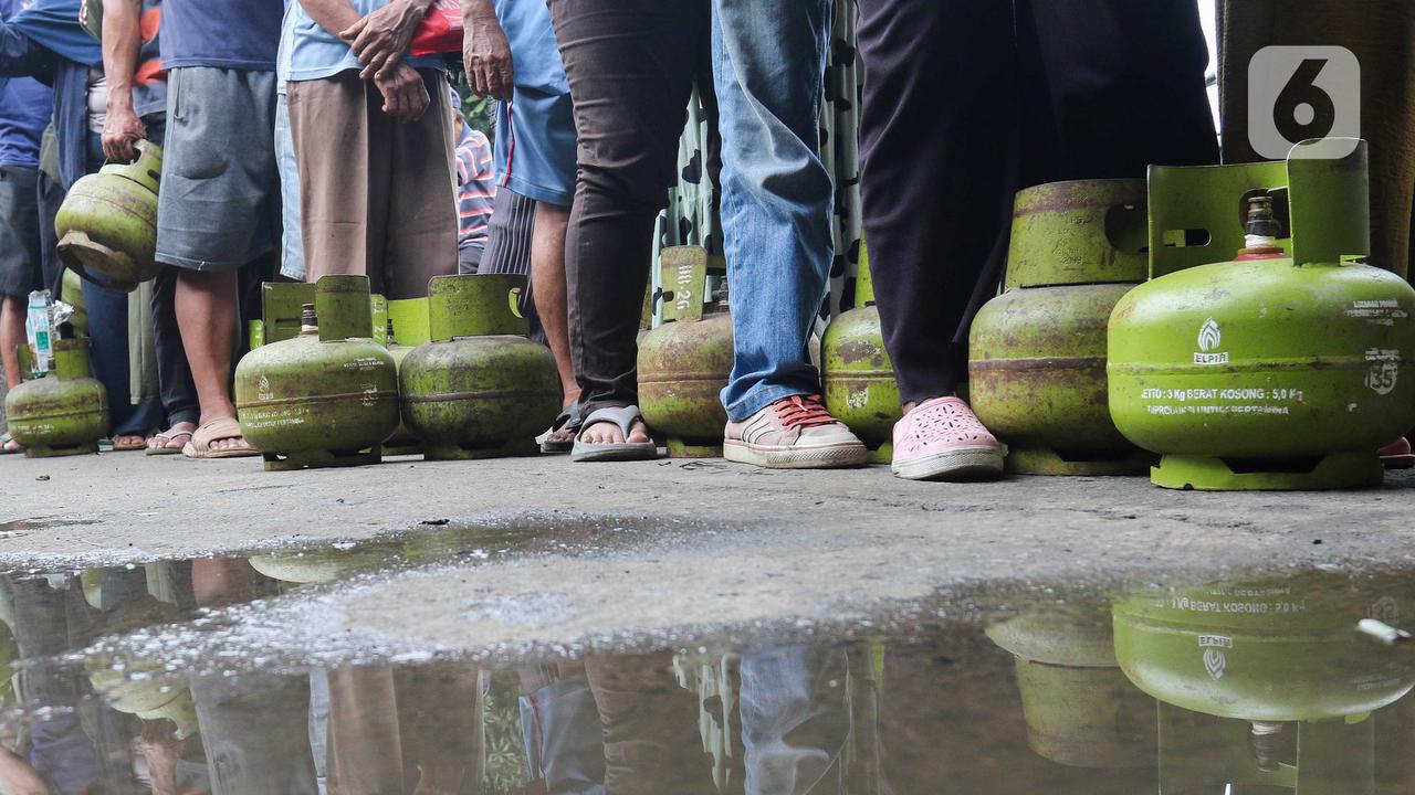 Warga Antre untuk Dapatkan LPG Subsidi 3 Kg