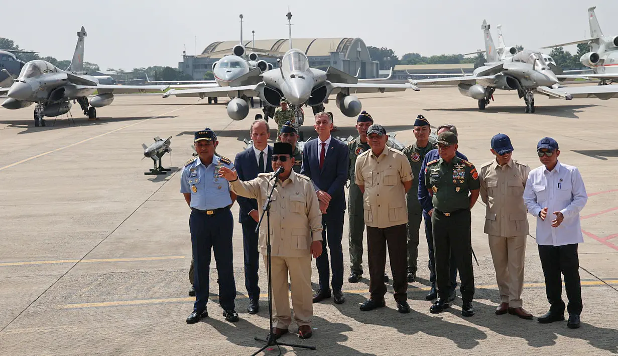 Presiden Prabowo Subianto memberi keterangan usai menyerahkan sejumlah Alat Utama Sistem Senjata (Alutsista) strategis ke TNI di Pangkalan Udara (Lanud) Halim Perdanakusuma, Jakarta, Senin (18/5/2026). (merdeka.com/Arie Basuki)