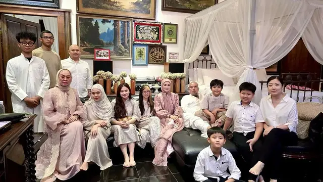 Potret Mulan Jameela dan Ahmad Dhani rayakan lebaran bersama anak dan keluarga besar (Sumber: Instagram/@mulanjameela1)