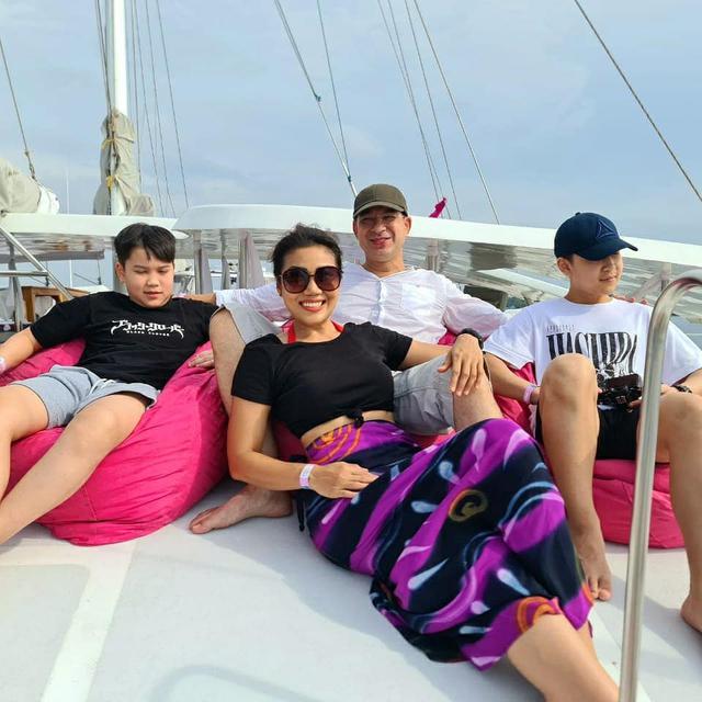 7 Potret Liburan Ari Wibowo dan Inge Anugrah, Tampil Mesra Seperti Film Titanic