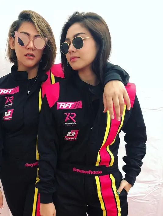 "Ini bukan perpisahan, aku cuma sangat senang sekaligus sedih karena kita tidak pernah terpisah sebelumnya. Aku senang adikku membuktikan bahwa ia berani, mandiri dan bukan anak kecil lagi," tulis Sissy sebagai keterangan videonya. (Instagram/sysiio)