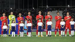 Para pemain starting XI Timnas Indonesia U-22 berbaris menyanyikan lagu kebangsaan Indonesia Raya sebelum dimulainya laga keempat Grup A SEA Games 2023 menghadapi Kamboja di Olympic National Stadium, Phnom Penh, Kamboja, Rabu (10/5/2023). (Bola.com/Abdul Aziz)