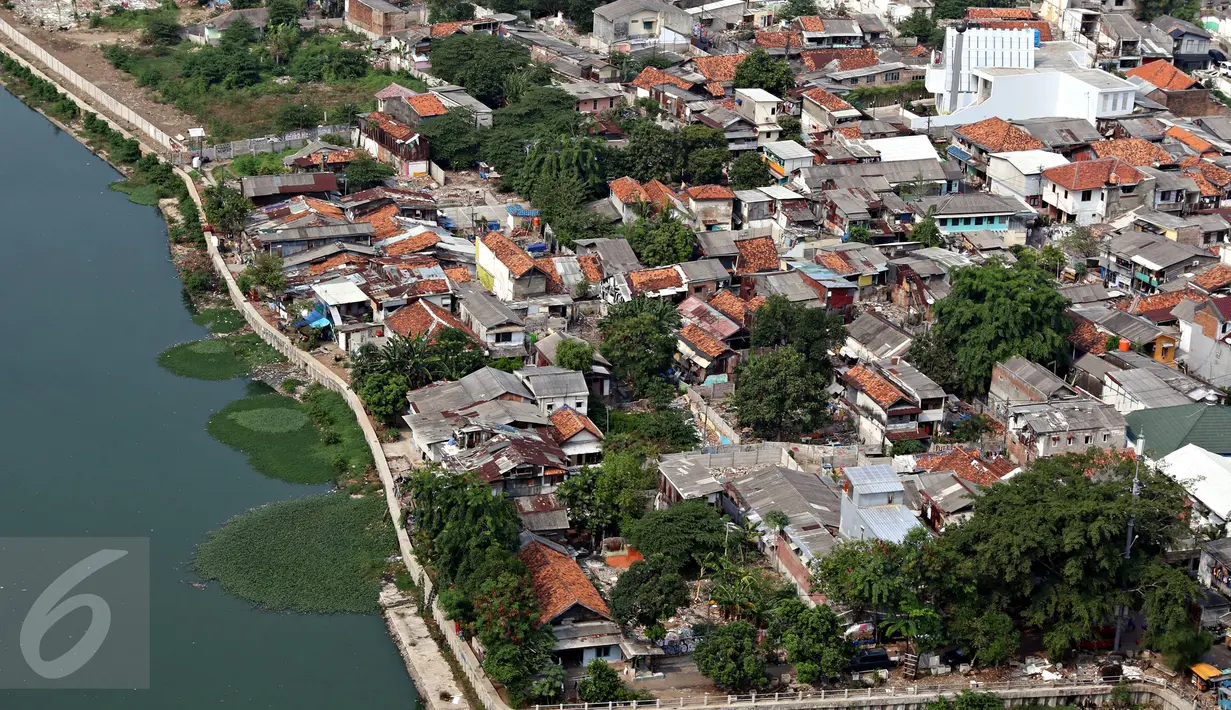 Lansekap pemukiman penduduk berlatar gedung bertingkat terlihat di Jakarta, Kamis (12/11/2015). Indonesia dibawah Myanmar dengan harga rata-rata Rp3.514.240 (US$ 259) permeter persegi. (Liputan6.com/Immanuel Antonius)