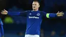 Kapten Everton, Wayne Rooney melakukan protes saat laga melawan Atalanta pada grup E Liga Europa di Goodison Park, Liverpool (23/11/2017). Everton kalah 1-5. (AFP/Oli Scarff)