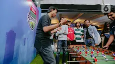 Pengujung menikmati fun games dalam acara Vidio Premier League Festival di Cilandak Town Square, Jakarta, Sabtu (5/8/2023). (Liputan6.com/Faizal Fanani)