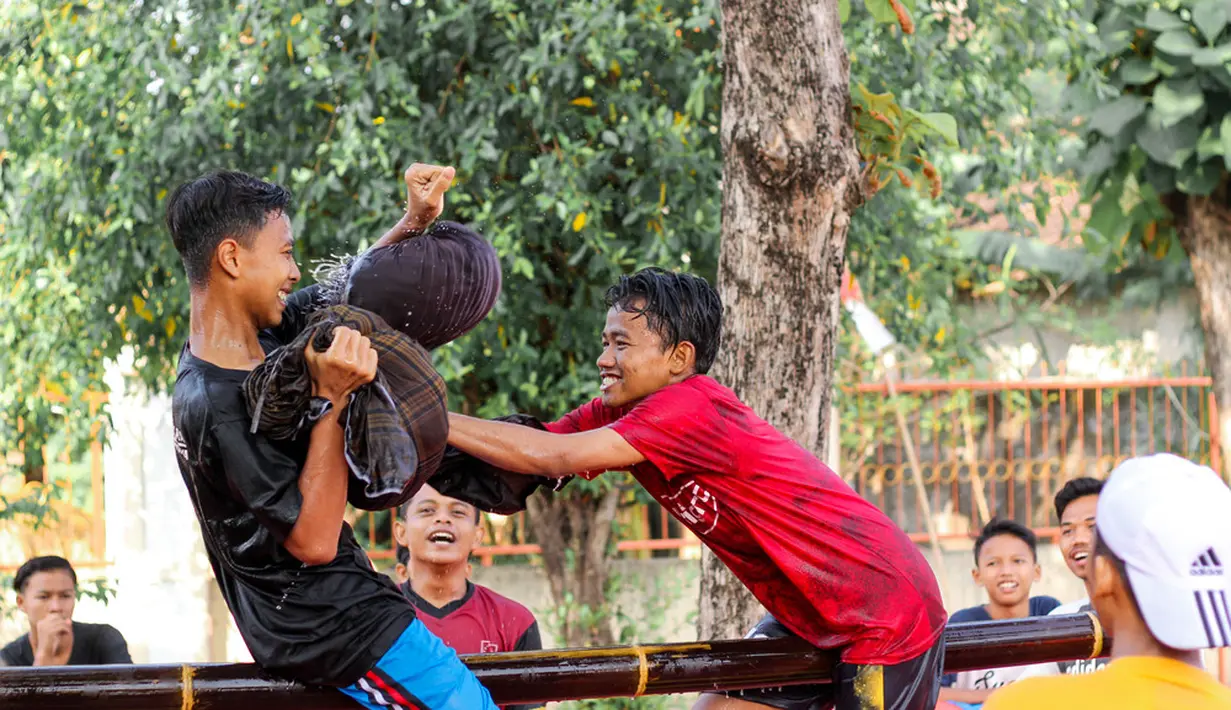 10. Pukul bantal
Siapa pun yang mengikuti lomba ini harus punya kekuatan fisik dan strategi yang baik, dan itu dimiliki oleh Scorpio yang analitis dan pengamat yang baik. (yebemoto / Shutterstock.com)