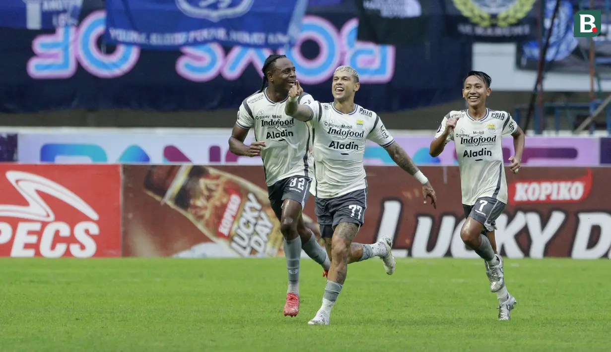 <p>Pemain Persib Bandung, Ciro Alves (depan) melakukan selebrasi setelah mencetak gol kedua timnya ke gawang RANS Nusantara FC pada laga pekan ke-25 BRI Liga 1 2022/2023 di Stadion Pakansari, Bogor, Minggu (19/2/20023). (Bola.com/M Iqbal Ichsan)</p>