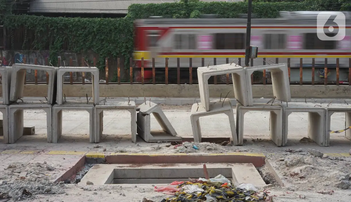 Suasana proyek pembangunan jalan inspeksi di Jalan Kemuning, Pasar Minggu, Jakarta, Minggu (24/11/2019). Pemprov DKI membangun proyek jalan inspeksi sepanjang 1,2 km dengan lebar 15 meter yang menghubungkan Jalan Rawajati Timur hingga Poltangan. (Liputan6.com/Immanuel Antonius)