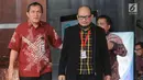 Penyidik KPK Novel Baswedan didampinggi Wakil Pimpinan KPK Saut Situmorang berjalan keluar gedung KPK, Jakarta, Rabu (11/4). Kasus penyiraman air keras Novel Baswedan genap satu tahun. (Merdeka.com/Dwi Narwoko)
