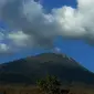 PVMBG menetapkan Gunung Ili Lewotolok di Lembata, NTT, naik status dari Normal (Level I) menjadi Waspada (Level II) sejak 7 Oktober 2017 pukul 20.00 Wita. (Foto: PVMBG/Humas BNPB)