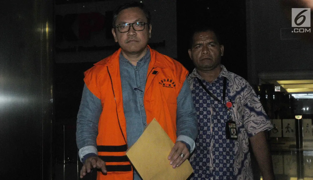 Bupati nonaktif Pakpak Bharat, Remigo Yolanda Berutu dikawal petugas usai menjalani pemeriksaan perdana di gedung KPK, Jakarta, Selasa (27/11). Remigo terbukti menerima suap Rp150 juta dari Plt Kepala Dinas PUPR Pakpak Bharat. (merdeka.com/Dwi Narwoko)