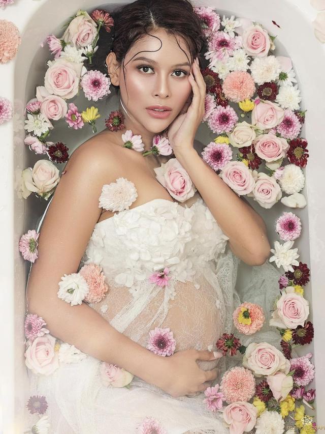 Hamil 9 Bulan, Ini 6 Potret Terbaru Maternity Shoot Bunga Jelitha