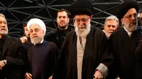 Pemimpin Tertinggi Iran, Ayatollah Ali Khamenei memimpin doa terakhir untuk komandan Pasukan Quds Qassem Soleimani yang gugur dan rekannya yang tewas dalam serangan drone AS, di Universitas Teheran, Senin (6/1/2020). (IRANIAN SUPREME LEADER'S WEBSITE / AFP)