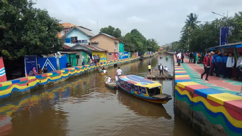 Kampung Mural Palembang di Tepian Sungai Beraroma Menyengat