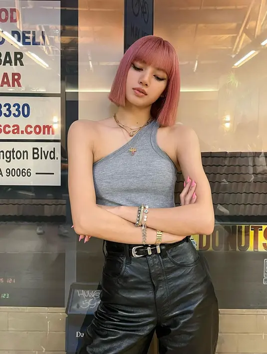 <p>Beralih lagi ke warna yang lebih terang, Lisa BLACKPINK mewarnai rambutnya dengan warna pink keunguan. Bob pendek berponi dalam nuansa warna pink seperti bisa dijadikan inspirasi bagi kamu yang memiliki warna kulit terang. Foto: Instagram.</p>