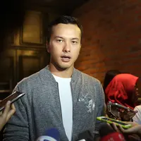 Tantangan baru dalam film terbaru pemeran Rangga dalam film Ada Apa Dengan Cinta, Nicholas Saputra. Di film Interchenge ia memerankan makluk supranatural berwujud burung rangkong. (Nurwahyunan/Bintang.com)