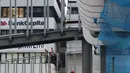 Kondisi perkembangan reviltalisasi jalur keluar masuk JPO Ratu Plaza di Jalan Jenderal Sudirman, Jakarta, Selasa (11/12). JPO Ratu Plaza merupakan salah satu dari tiga JPO prioritas yang menelan biaya Rp 17,4 miliar. (Liputan6.com/Helmi Fithriansyah)