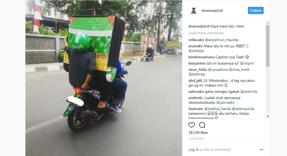 Potret perjuangan driver ojek online mengangkut kasur (Sumber: Instagram/ @dramaojol.id).