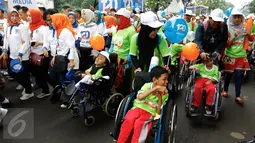 Anak penyandang disabilitas duduk di kursi roda ikut meramaikan Charity Fun Walk di Senayan, Jakarta (27/12/2015). Kegiatan dalam rangka HUT BRI ke 120 diikuti 120 anak-anak disabilitas. (Liputan6.com/Fery Pradolo)