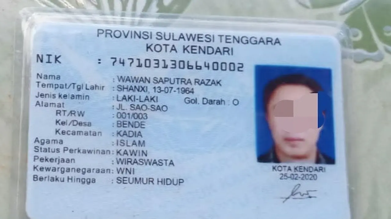 KTP milik TKA China yang diduga palsu di Konawe Utara.(Liputan6.com/Ahmad Akbar Fua)