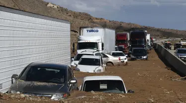 Ratusan kendaraan terjebak di jalan akibat tanah longsor di California Highway 58 di Mojave, Sabtu (16/10/2015). Tanah longsor akibat hujan deras yang mengguyur kawasan tersebut. (AFP Photo/Mark Ralston)
